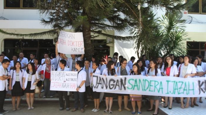 Dokter Muda Menuntut Kelulusan Uji Kompetensi dan Memprotes Penahanan Ijazah (Foto:Tribunnews.com)