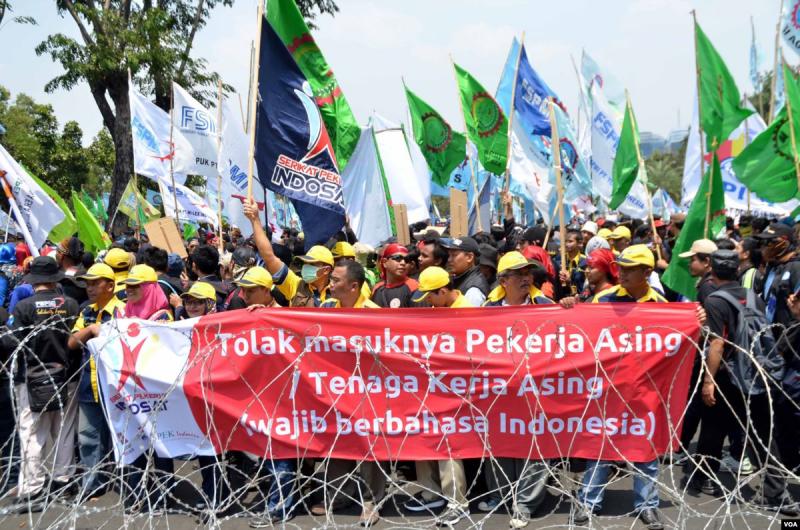 Aksi penolakan terhadap tenaga kerja asing (voanews.com)