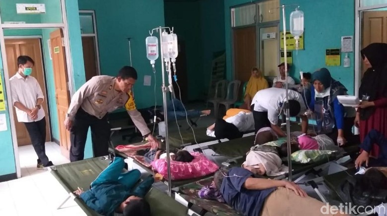 Warga yang keracunan makanan menjalani penanganan medis. (Syahdan Alamsyah/detikcom)