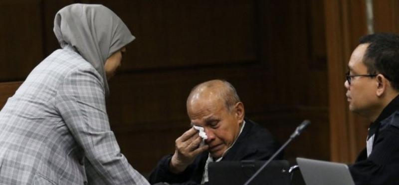 Terdakwa kasus dugaan kepemilikan senjta api ilegal Kivlan Zen (kanan) dibantu istrinya mengusap wajahnya saat mengikuti sidang pembacaan dakwaan di PN Pusat, Jakarta, Selasa, 10 September 2019 (Bizlaw)