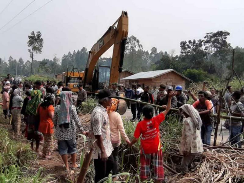 Sebelum bentrokan antara warga dan aparat yang terjadi di Desa Sigapiton Kabupaten Toba Samosir (Tagar.id)