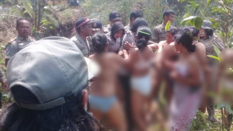 Aksi telanjang melawan aparat BODT di Toba (Harian Aceh)