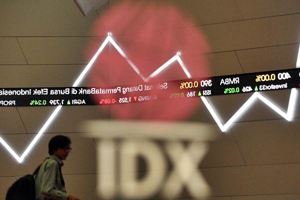 Karyawan melintas di dekat monitor pergerakan Indeks Harga Saham Gabungan (IHSG) di Bursa Efek Indonesia, Jakarta - (ANTARA)