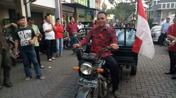 Yusrianto, seorang pedagang isi ulang air galon dan gas. (Gesuri)