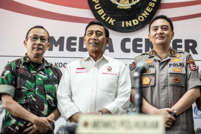 Menkopolhukam Wiranto (tengah) (koran-jakarta.com)
