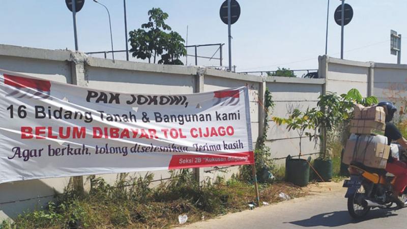 Spanduk protes ganti rugi pembebasan lahan tol Cijago (pojoksatu.id)