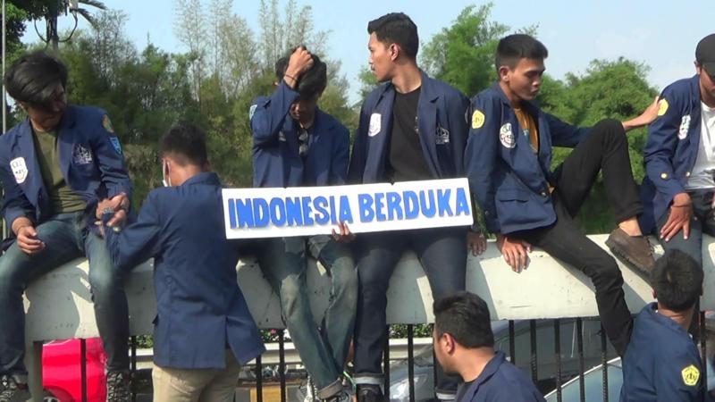 Demonstrasi mahasiswa di gedung DPR RI (Foto: Law-justice.co/Deni Hardimansyah)