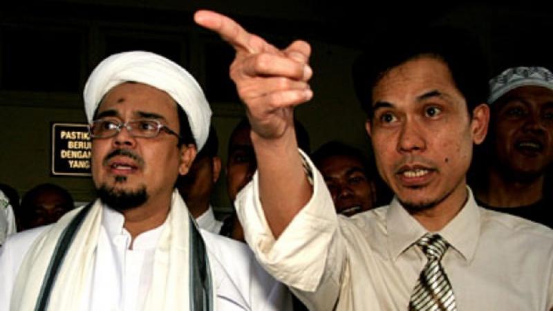Sekretaris Umum FPI Munarman bersama dengan Habib Rizieq Shihab (suaradewan.com)