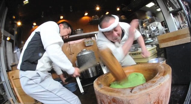 Pembuat mochi tercepat di Jepang (foto: Daily Mail)