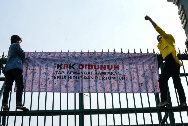 Aksi mahasiswa menolak UU KPK baru (jawapos.com)