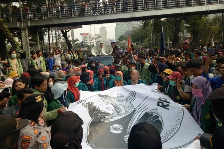 Puluhan mahasiswa yang menggelar unjuk rasa terkait Peraturan Pemerintah Pengganti UU (Perppu) KPK. Mereka mulai mendekati Istana Negara Jalan Medan Merdeka Utara, Jakarta Pusat, Kamis (17/10/2019) (KOMPAS.com)
