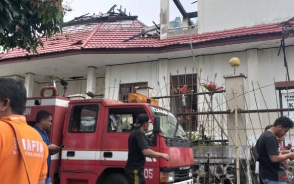 Lantai atas asrama mahasiswa Papua di Tomohon, Sulut yang terbakar, Minggu (20/10/2019). Foto: ANTARA/Karel A Polakitan