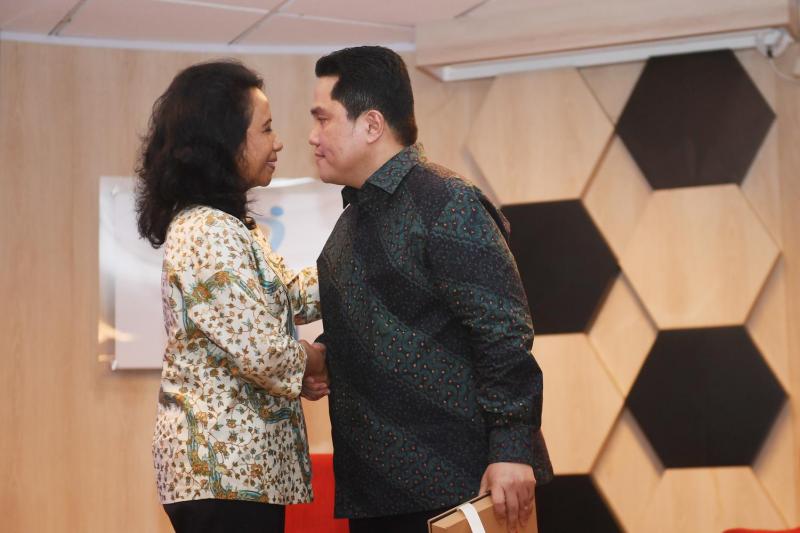 Mantan Menteri BUMN, Rini Soemarno dan Menteri BUMN, Erick Thohir. (Katadata)