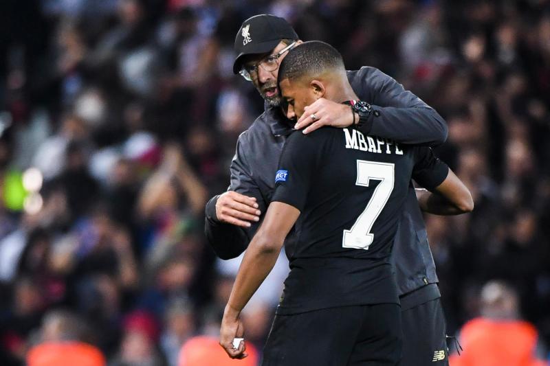 Pelatih Liverpool, Jurgen Klopp merangkul penyerang PSG Kylian Mbappe, dalam sebuah pertandingan (getty)