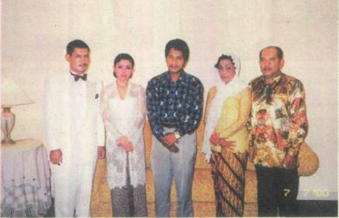 Foto pernikahan Mayangsari dan Bambanh Trihatmodjo 12 tahun silam. (Tabloid Nova)