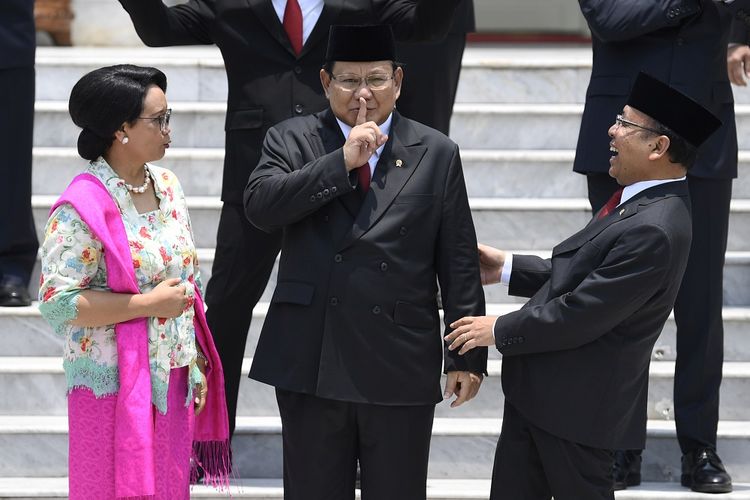 Menteri Luar Negeri Retno Marsudi (kiri) berbincang dengan Menteri Pertahanan Prabowo Subianto (tengah) dan Mensesneg Pratikno sebelum sesi foto bersama Kabinet Indonesia Maju di beranda Istana Merdeka, Jakarta, Rabu (23/10/2019). (Antara/Puspa Perwitasari)