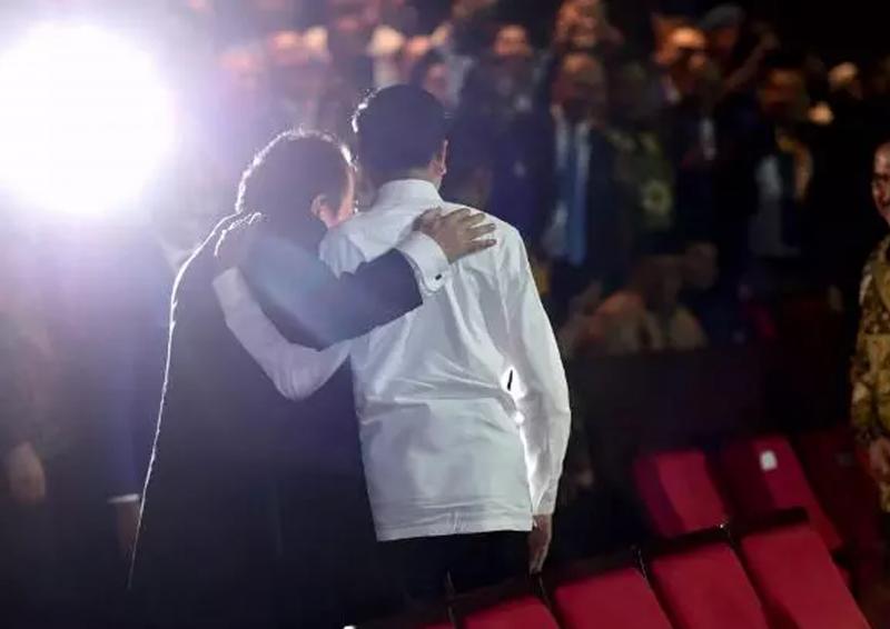 Surya Paloh berangkulan dengan Jokowi. (Foto: Twitter Jokowi)