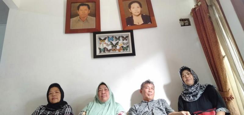 Titin (berkerudung hijau) diapit kakak dan adiknya (law-justice.co/Deni Hardimansyah)