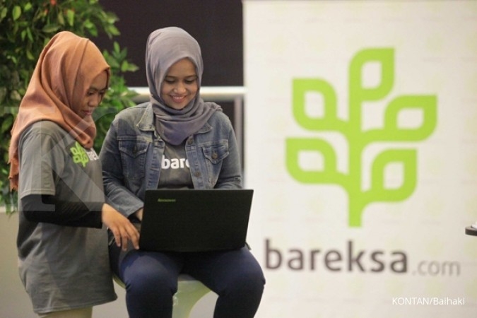ILUSTRASI. Karyawan membuka fitur Bukareksa di situs Bukalapak saat peluncuran produk Reksadana Syariah, Jakarta, Selasa (11/04). Mulai Jumat (15/11), Bareksa menghentikan transaksi pembelian produk reksadana Narada Saham Indonesia dan Narada Campuran I. (Foto: KONTAN/Baih)