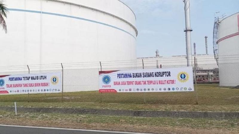 Spanduk Pekerja Pertamina Tolak Ahok. Liputan6.com.