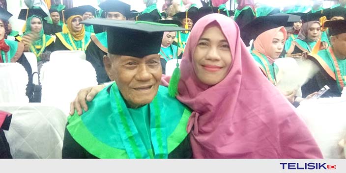 Kakek Sidik dengan seragam Sarjana dan Putrinya. (Foto: Ridwan Amsyah/Telisik)