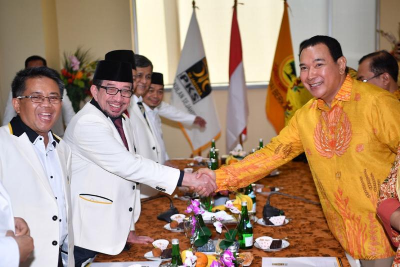 Presiden PKS Sohibul Iman (kiri) berjabat tangan dengan Ketua Umum Partai Berkarya Hutomo Mandala Putra alias Tommy Soeharto seusai konferensi pers di kantor DPP PKS, Jakarta Selatan, Selasa (19/11/2019). (Medcom.com)