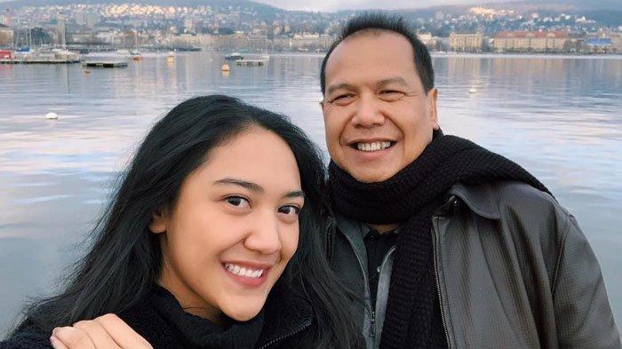 Putri Tanjung bersama sang ayah, Chairul Tanjung. (foto: Putri_Tanjung)