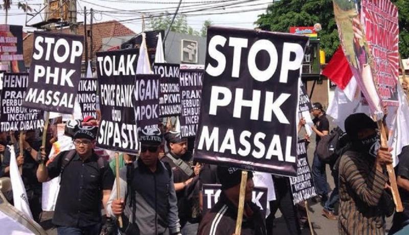 Ilustrasi PHK Massal. (Boombastis.com)