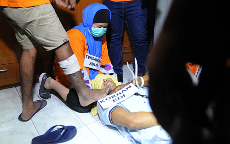 Rekonstruksi Aulia Kusuma bunuh suami dan anak tiri. (Merdeka.com)