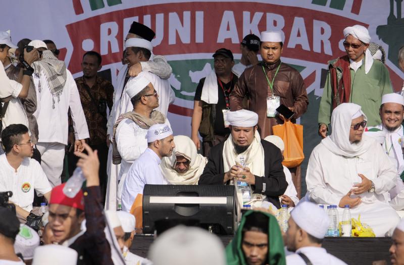 Acara Reuni Akbar 212 kembali digelar di kawasan Monumen Nasional (Monas), Jakarta Pusat, Senin (2/12). Massa meninggalkan Monumen Nasional pada sekitar pukul 08.10 WIB sambil melantunkan selawat bersama-sama. Robinsar Nainggolan