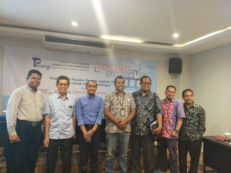 Pengurus DPP APNI Korwil Maluku Utara Ense Solapung (paling kiri) saat hadir dalam diskusi terakit regulasi Minerba yang diselenggarakan Pushep di Hotel Sofyan, tebet jakarta Selatan, Selasa (3/12/2019) (Nikolaus Tolen)