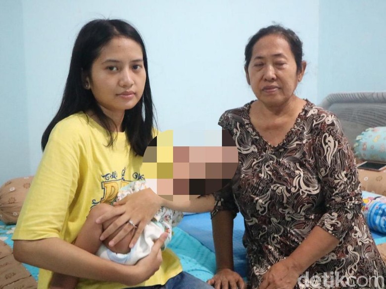 Dina sedang menggendong bayinya (Foto: Detik.com/Amir Baihaqi)