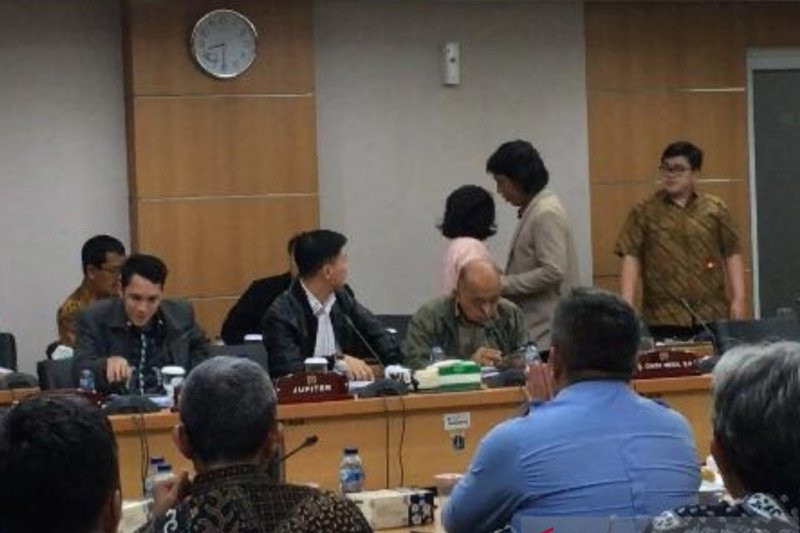 Anggota Fraksi PDI Perjuangan Cinta Mega (berdiri kiri) ditenangkan oleh anggota Fraksi Partai Gerindra Andyka (berdiri tengah) saat berdebat sengit dengan anggota Fraksi PSI Anthony Winza (berdiri kanan). (Foto: Antara)