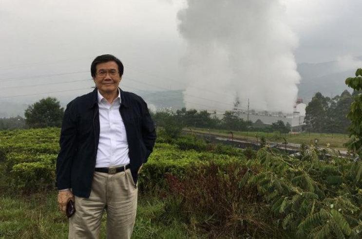Prajogo Pangestu dengan latar salah satu PLTP yang dikelola Star Energy (Pabumnews)
