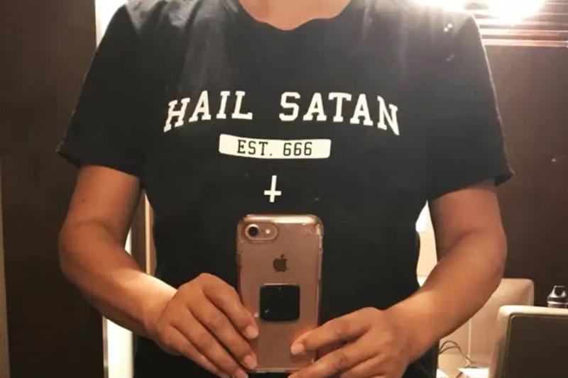 Kaos bertuliskan Hail Satan (foto: The sun)