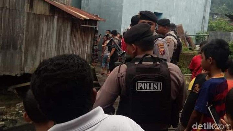 Foto: Polisi cek lokasi penemuan mayat balita tanpa kepala di Samarinda (Foto: Detik.com/Suriyatman)