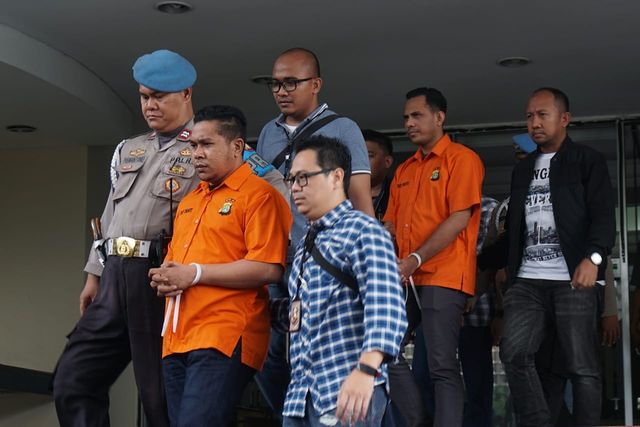 RB (depan) dan RM (belakang), dua tersangka penyiram Novel Baswedan di Rutan Polda Metro Jaya, Jakarta, Sabtu (28/12). (Foto: Fanny Kusumawardhani/kumparan)
