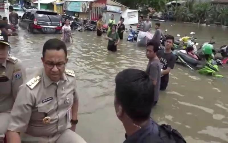 Anies Tinjau Banjir dan Berikan Perahu Karetnya Kepada Warga