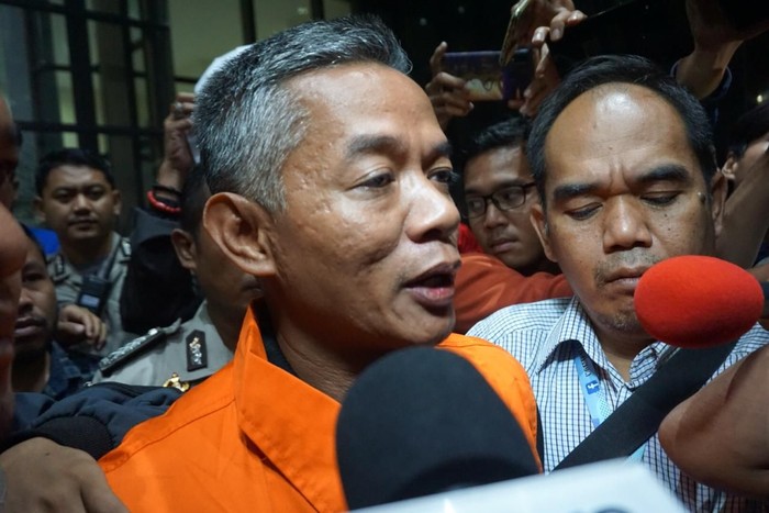 Wahyu Setiawan saat memakai rompi oranye KPK. (Foto: Detik.com)