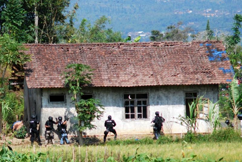 Densus 88 Ketika Mengepung Tempat Persembunyian Noordin M Top (Gardamiliter)