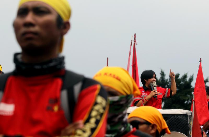 Massa yang tergabung dalam aliansi gerakan buruh bersama rakyat (Gebrak) melakukan demonstrasi menolak Omnibus Law Cipta Lapangan Kerja di depan gedung DPR pada Senin (13/1). Robinsar Nainggolan