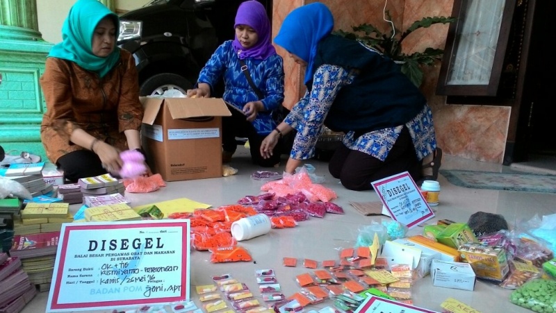 Petugas BPOM sedang melakukan razia di sebuah apotek (Okezone)
