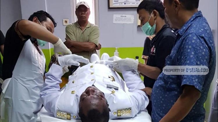 Benediktus Tambonop, Bupati Boven Digoel yang juga kader PDIP terbaring tewas. (Gelora)