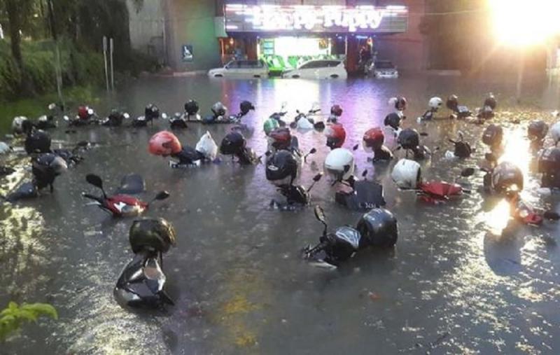 Banjir Surabaya. (CNNIndonesia)