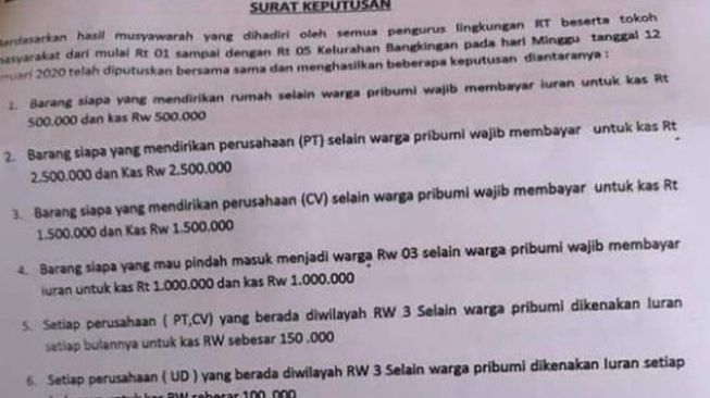 Publik dihebohkan oleh viral foto surat edaran keputusan bersama RW 03 Kelurahan Bangkingan, Kecamatan Lakarsantri, Surabaya, Jawa Timur, yang dinilai rasis. (Suara.com)