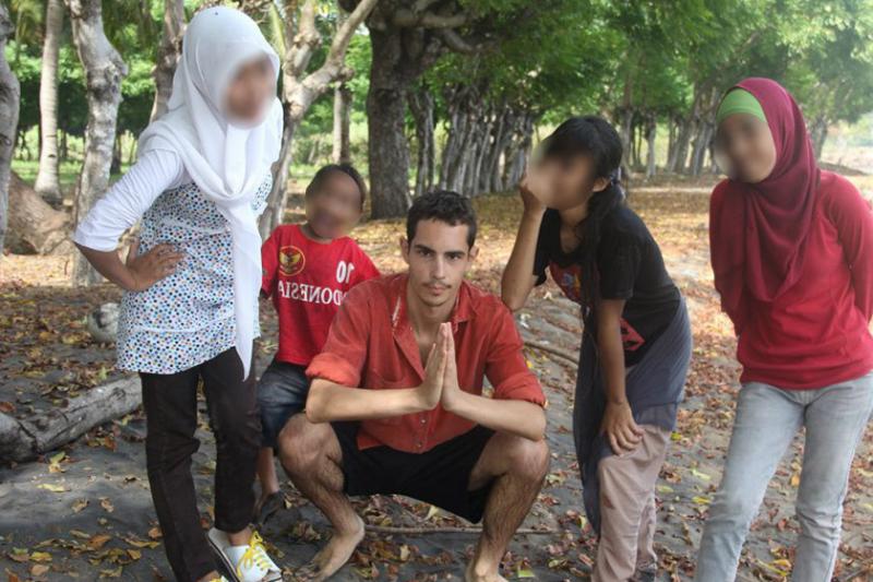 Philip Jacobson bersama anak-anak di Indonesia (Mongabay)