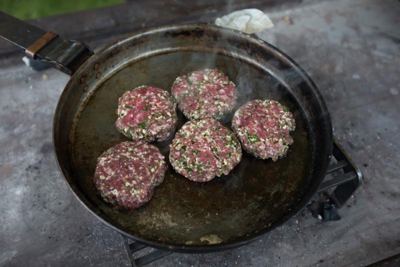 Isicia Omentata, makanan khas Romawi yang mirip dengan hamburger masa kini (Dave Thompson / Route OnePhotography / English Heritage)