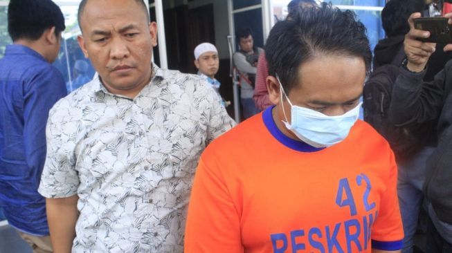 Pimpinan Ponpes Mohammad Nukan menjadi tersangka kasus pemerkosaan santriwati. (Beritajatim.com)