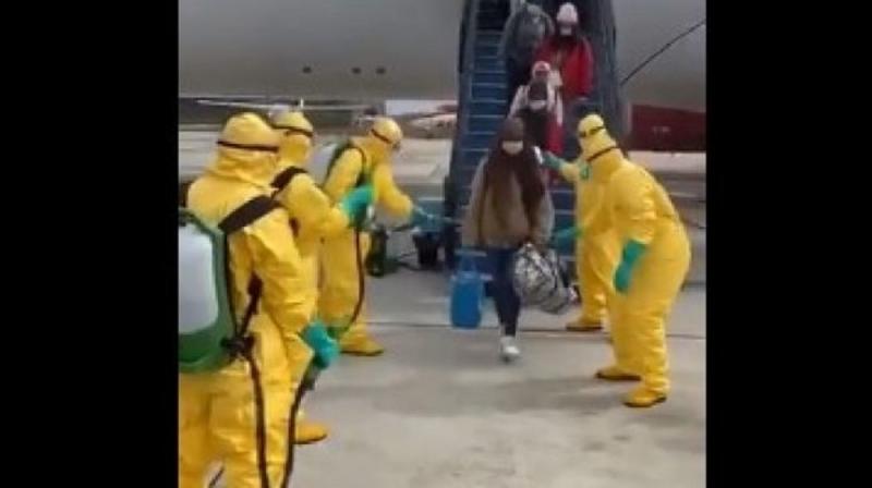 Dunia Kritik Cara Indonesia Semprot Disinfektan ke WNI dari Wuhan