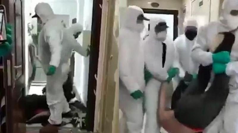 Pasien suspect Virus Corona diseret dari rumah. (Twitter). (suara.com).